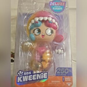 Deluxe Kween Of Rawr Xox Kweenie 250% Figurine Series New Ages 7 +